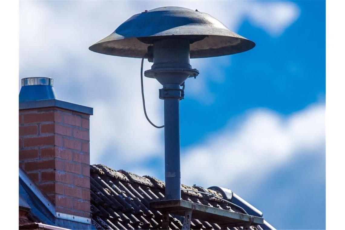 Mehrheit der Deutschen will Sirenen für Katastrophen-Alarm Eine Alarmsirene steht auf einem Hausdach. Eine große Mehrheit der Deutschen hält Sirenen für ein geeignetes Mittel, um Menschen vor Katastrophen zu warnen. Foto: Jens Büttner/dpa-Zentralbild/dpa