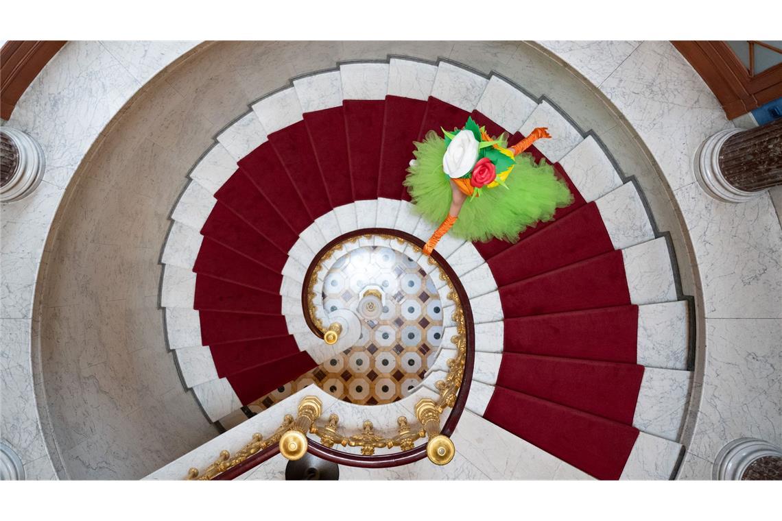 Bilder des Tages Eine als Blumenmädchen verkleidete Darstellerin geht am Rande einer Pressekonferenz zur Dresdner Schlössernacht im Schloss Albrechtsberg über eine Treppe.