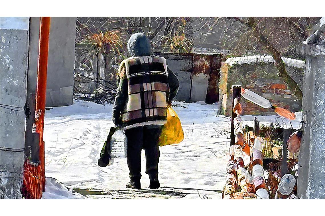 Russische Sommeroffensive gescheitert Eine alte Frau trägt im März 2025 ihre kargen Einkäufe aus einem Geschäft nahe des Bahnhofs von Pokrowsk in ihr zehn Kilometer entferntes Haus.