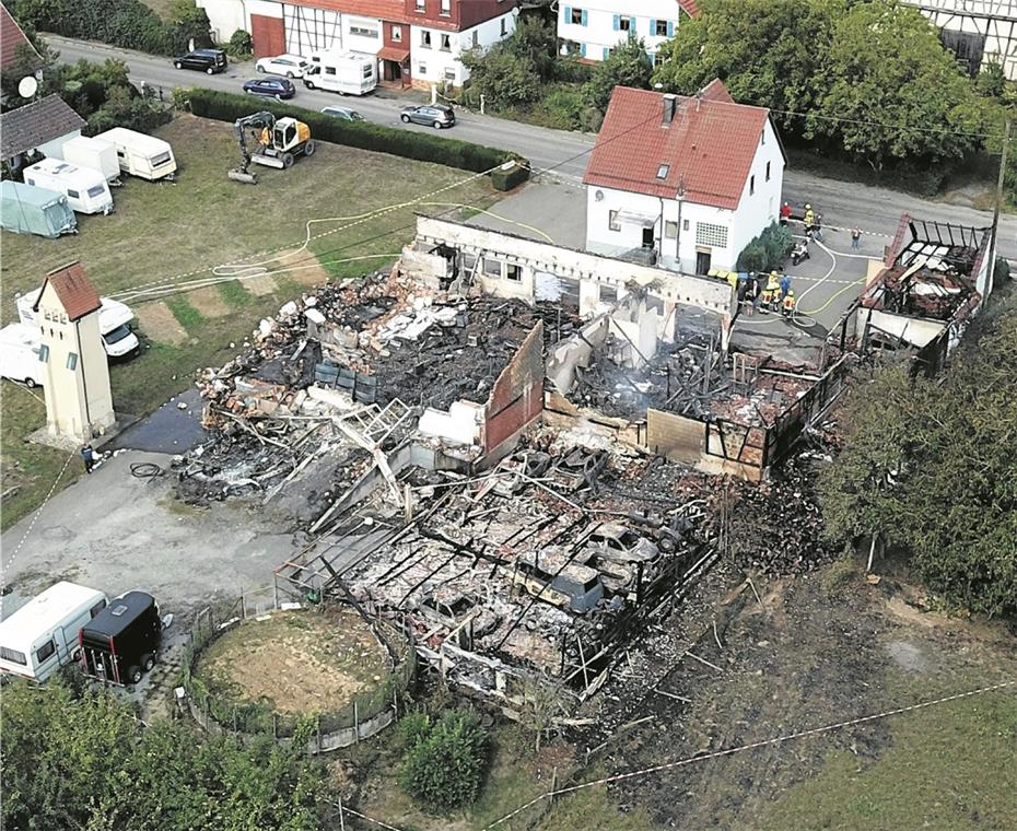 Feuerwehrmann in U-Haft Eine alte, umgebaute Scheune und Nebengebäude brannten komplett nieder.