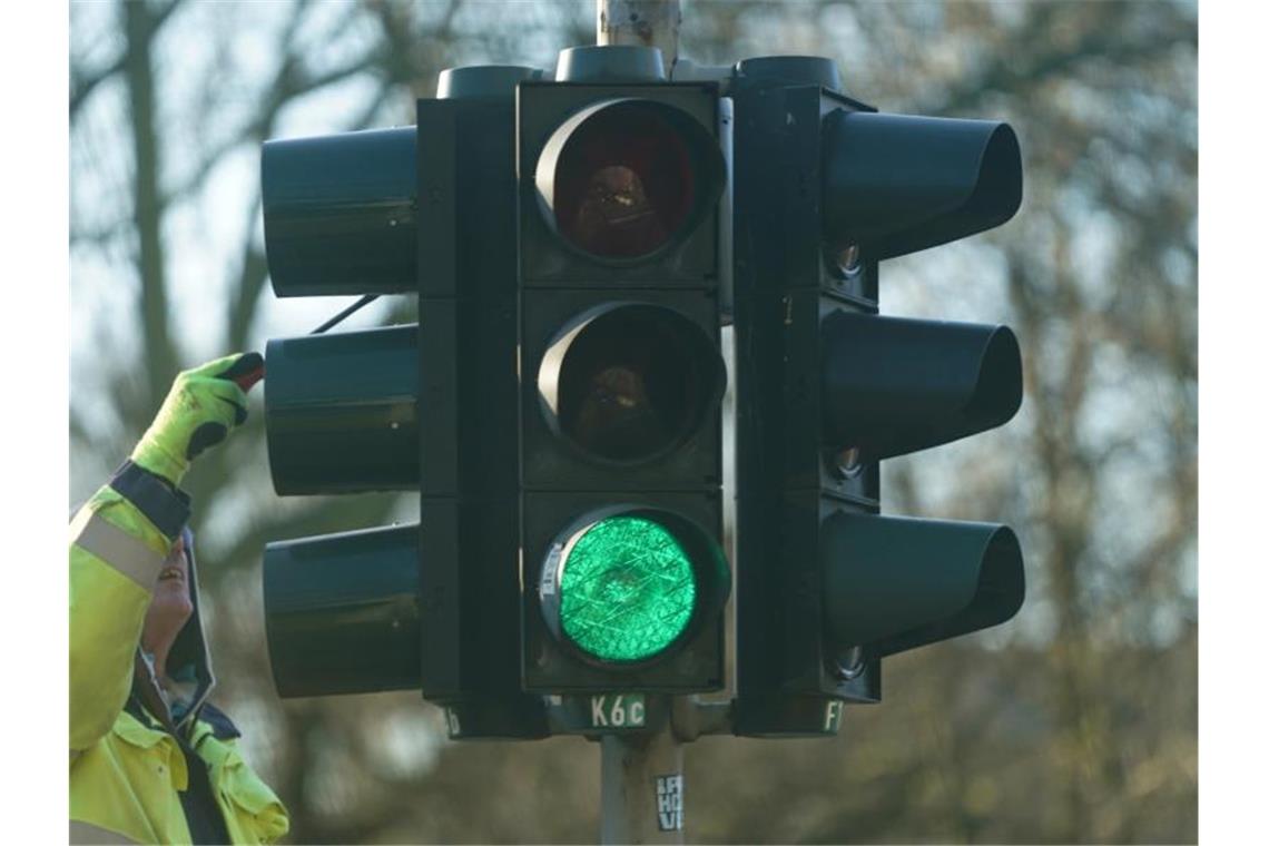 Drei Lichter gegen das Chaos Eine Ampel auf Grün macht noch keine grüne Welle. Foto: Marcus Brandt/dpa
