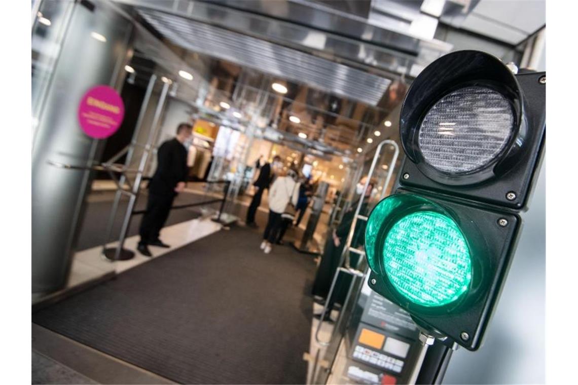 Eine Ampel regelt den Zutritt in ein Kaufhaus. Foto: Marijan Murat/dpa/Archivbild