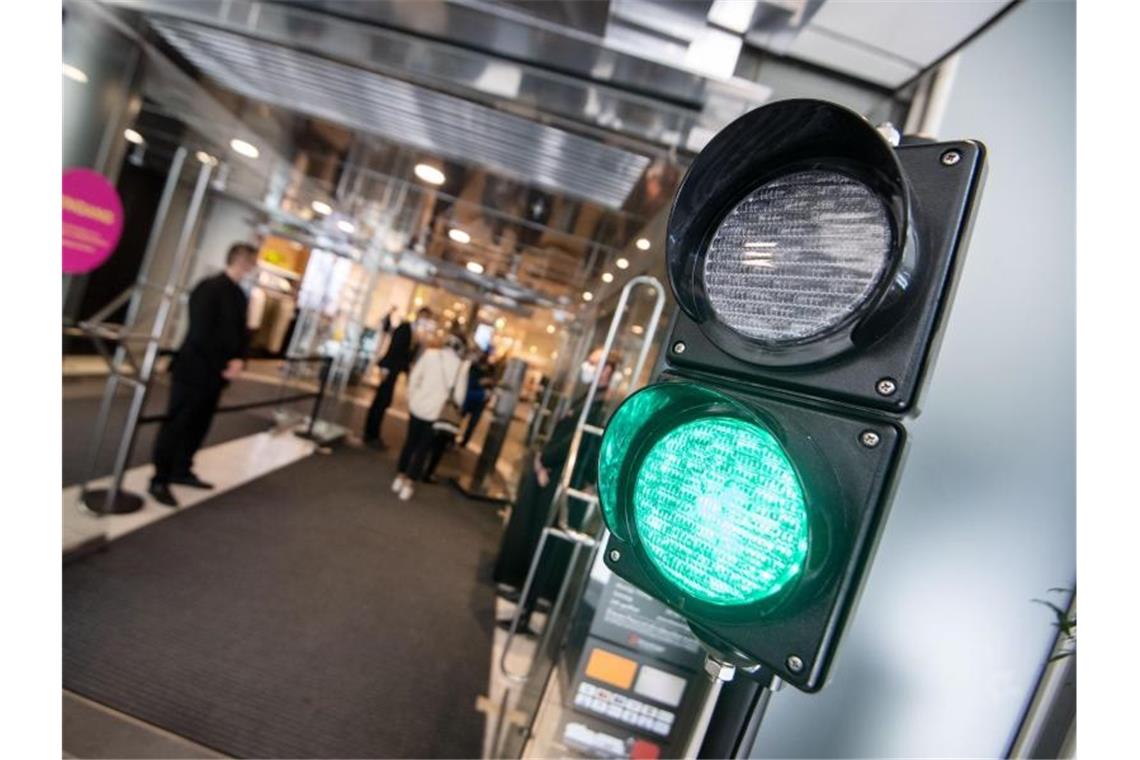 Eine Ampel regelt den Zutritt in ein Kaufhaus in Stuttgart. Foto: Marijan Murat/dpa/Archivbild