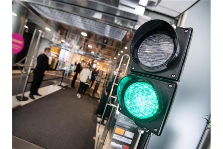 Eine Ampel regelt den Zutritt in ein Kaufhaus in Stuttgart. Foto: Marijan Murat/dpa/Archivbild
