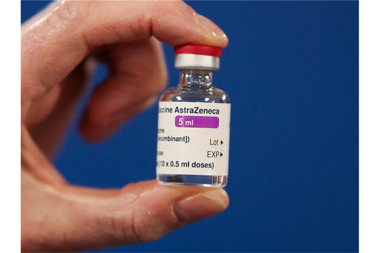 Eine Ampulle des Corona-Impfstoffs der Universität Oxford und des Pharmakonzerns Astrazeneca. Foto: Russell Cheyne/PA Wire/dpa