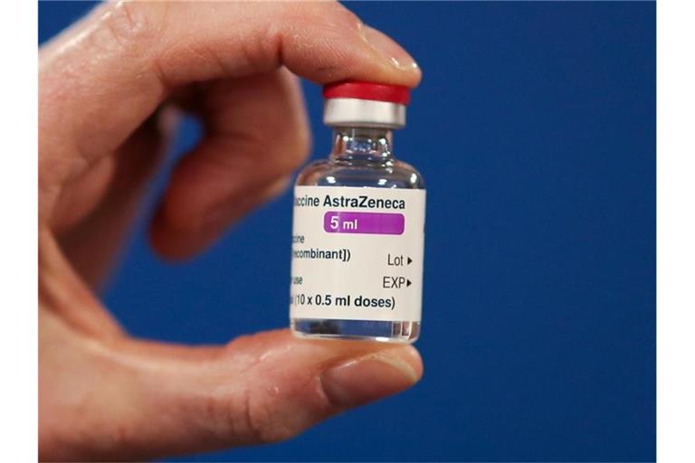 Eine Ampulle des Corona-Impfstoffs der Universität Oxford und des Pharmakonzerns Astrazeneca. Foto: Russell Cheyne/PA Wire/dpa
