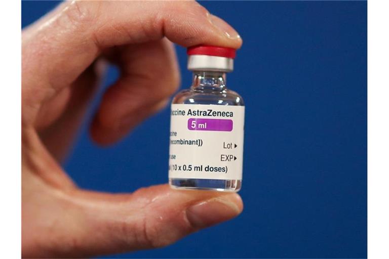 Eine Ampulle des Corona-Impfstoffs des Pharmakonzerns Astrazeneca. Foto: Russell Cheyne/PA Wire/dpa/Symbolbild