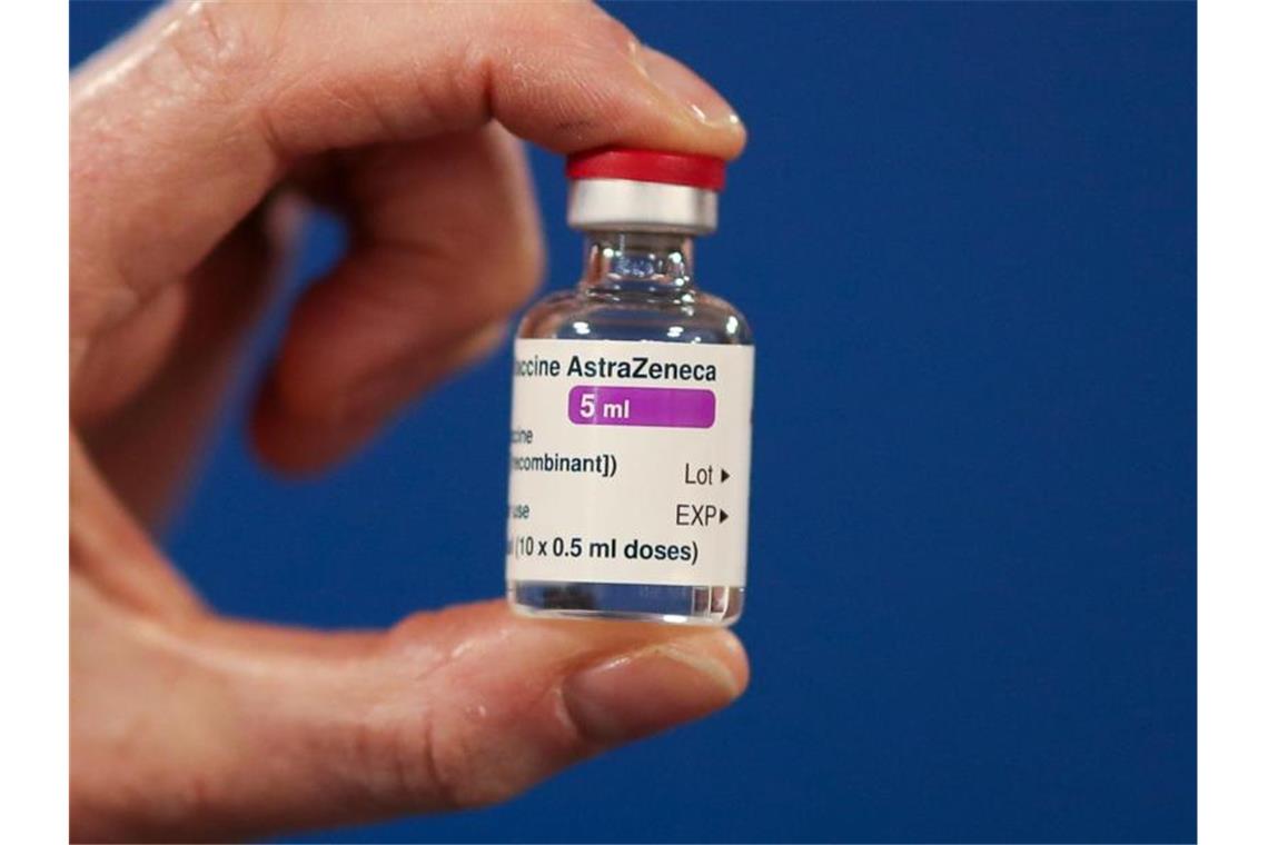 Eine Ampulle des Corona-Impfstoffs des Pharmakonzerns Astrazeneca. Foto: Russell Cheyne/PA Wire/dpa/Symbolbild