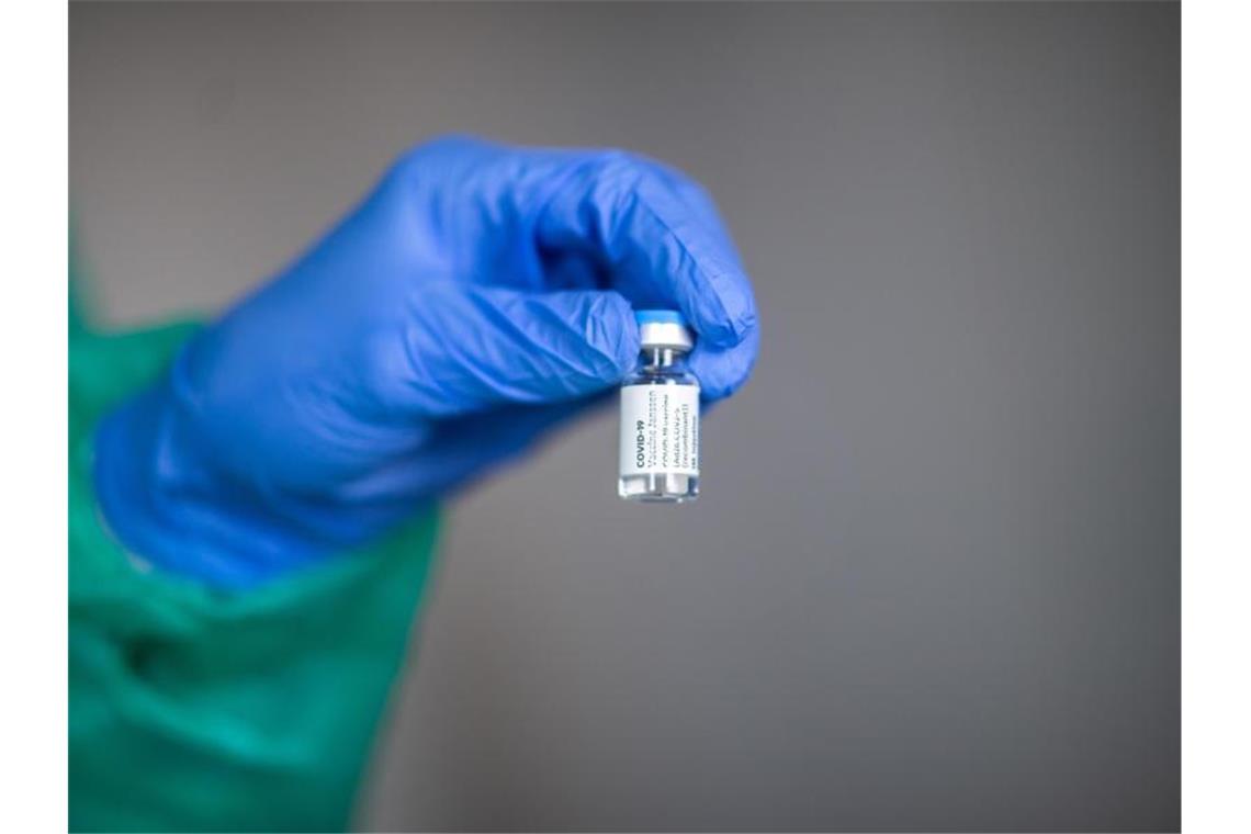 Eine Ampulle des Covid-19-Impfstoffs von Janssen (Johnson & Johnson). Foto: Jonas Güttler/dpa