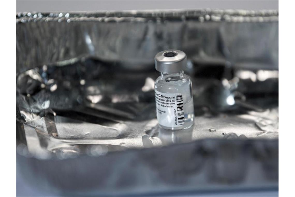 Eine Ampulle des Pfizer-BioNTech COVID-19-Impfstoffs steht in einer Schale im NHS Louisa Jordan Hospital in Glasgow. Foto: Jeff J Mitchell/Pool Getty/dpa