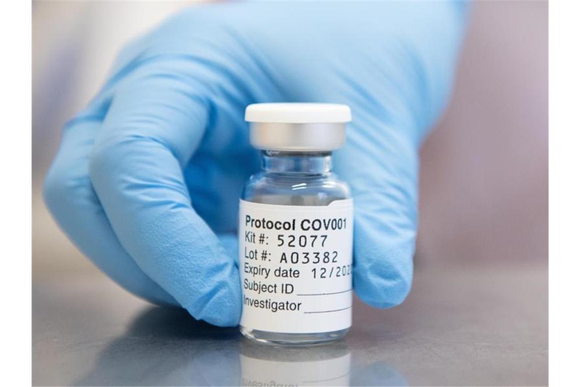 Eine Ampulle mit Corona-Impfstoff, der von AstraZeneca und der Universität Oxford entwickelt wurde. Foto: John Cairns/University Of Oxford/PA Media/dpa