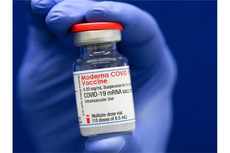 Eine Ampulle mit Covid-19-Impfstoff von Moderna. Foto: Hendrik Schmidt/dpa-Zentralbild/Symbolbild