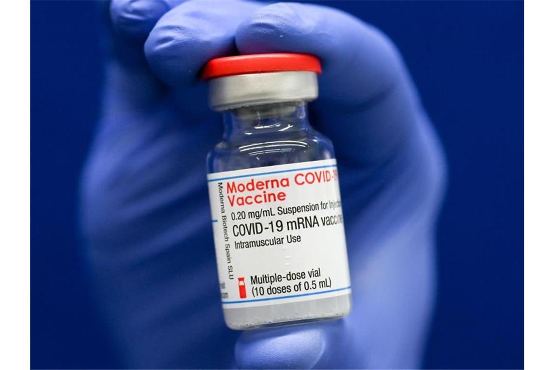 Eine Ampulle mit Covid-19-Impfstoff wird in einer Hand gehalten. Foto: Hendrik Schmidt/dpa-Zentralbild/Symbolbild