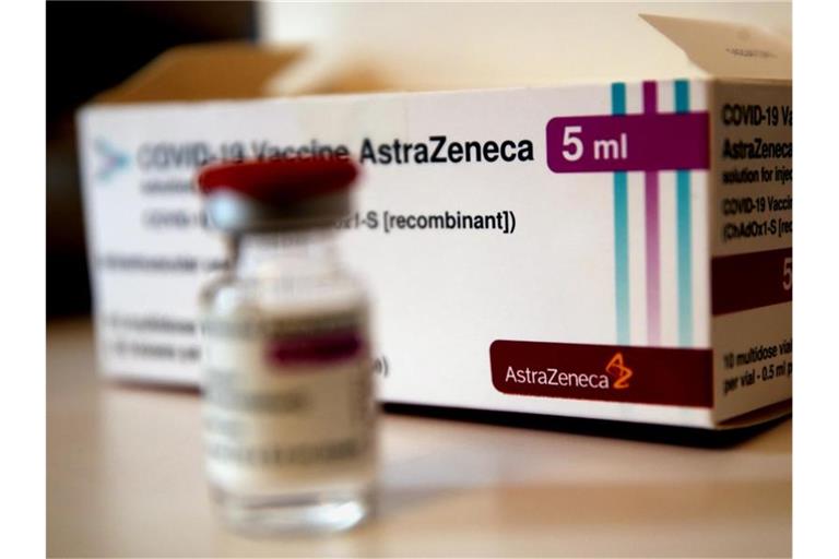 Eine Ampulle mit dem Corona-Impfstoff des schwedisch-britischen Pharmakonzerns Astrazeneca. Foto: Christophe Ena/AP/dpa
