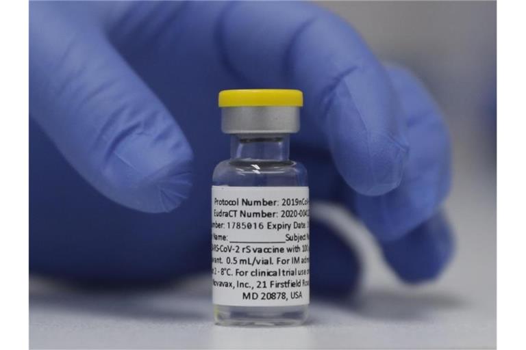 Eine Ampulle mit dem Corona-Impfstoff von Novavax steht während der Studie im St. George's University Hospital in London auf einem Tisch bereit. Foto: Alastair Grant/AP/dpa