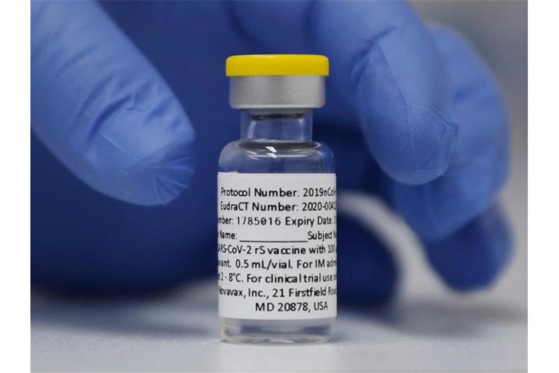 Impfstoff von Novavax in Baden-Württemberg ab nächster Woche Eine Ampulle mit dem Corona-Impfstoff von Novavax steht während der Studie im St. George's University Hospital in London auf einem Tisch bereit. Foto: Alastair Grant/AP/dpa/Archivbild