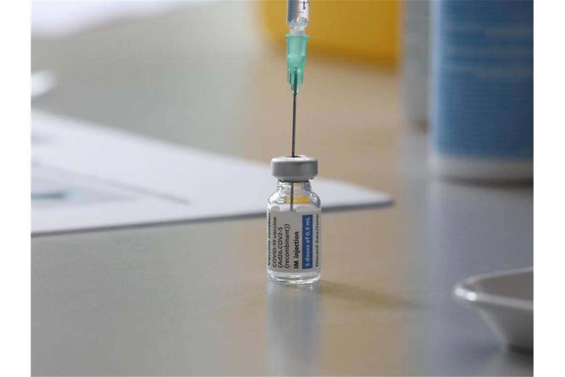 Eine Ampulle mit dem Covid-19-Impfstoff von Johnson & Johnson steht auf einem Tisch. Foto: Bodo Schackow/dpa-Zentralbild/dpa