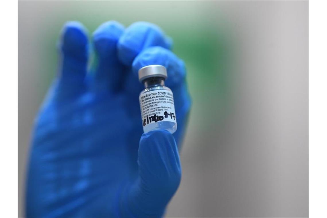 87.750 Dosen Impfstoff pro Woche für den Südwesten Eine Ampulle mit dem Pfizer/Biontech Corona-Impfstoff wird gehalten. Foto: Victoria Jones/PA Wire/dpa/Archivbild