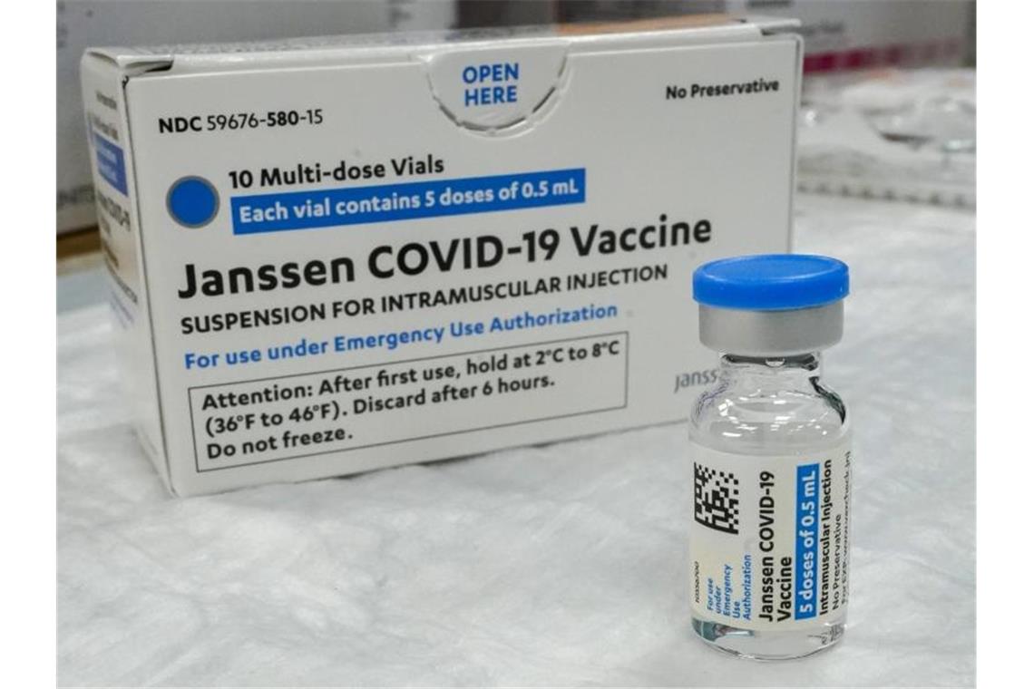 Eine Ampulle und eine Verpackung des Corona-Impfstoffs von Johnson & Johnson. Foto: Mary Altaffer/AP/dpa