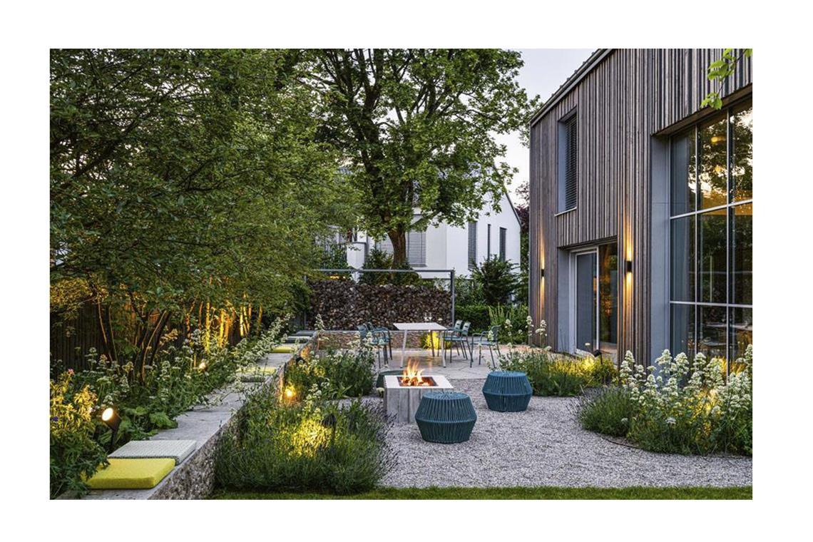 Das sind die schönsten Gärten des Jahres Eine Anerkennung bekam ein Garten in einem Vorort von München, gestaltet von Christiane von Burkersroda. Die Jury rühmt ihn als „locker, luftig, leicht“. Alles wirke so „selbstverständlich platziert, jedes Element am richtigen Platz und in perfekter Harmonie“. Besonders herausgehoben innerhalb dieses von Stauden und Gräsern geprägten Gartens wird die lange Sitzmauer, die zugleich als überlange Sitzbank dient: „Sie bildet das zentrale Stützgerüst im Garten, ist Stützpunkt und Gerüstgeber“.