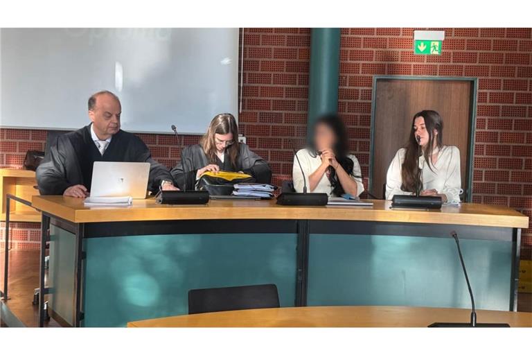 Eine Angeklagte sitzt zwischen ihrer beiden Verteidigern und einer Referendarin (rechts) auf der Anklagebank. Der 37-Jährigen wird vorgeworfen, Botox und Hyaluron ohne Erlaubnis gespritzt zu haben.