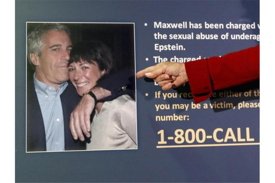 Eine Anklägerin zeigt auf ein Foto von Jeffrey Epstein und Ghislaine Maxwell. Die 59-Jährige steht in New York vor Gericht. Foto: John Minchillo/AP/dpa