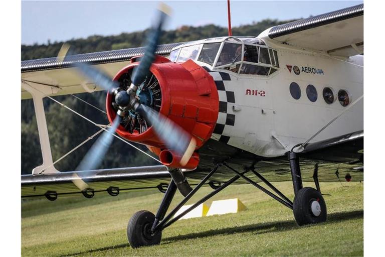 Eine Antonow An-2 rollt am ersten Tag des Oldtimer-Fliegertreffens über den Flugplatz auf der Hahnweide. Foto: Christoph Schmidt/Archivbild