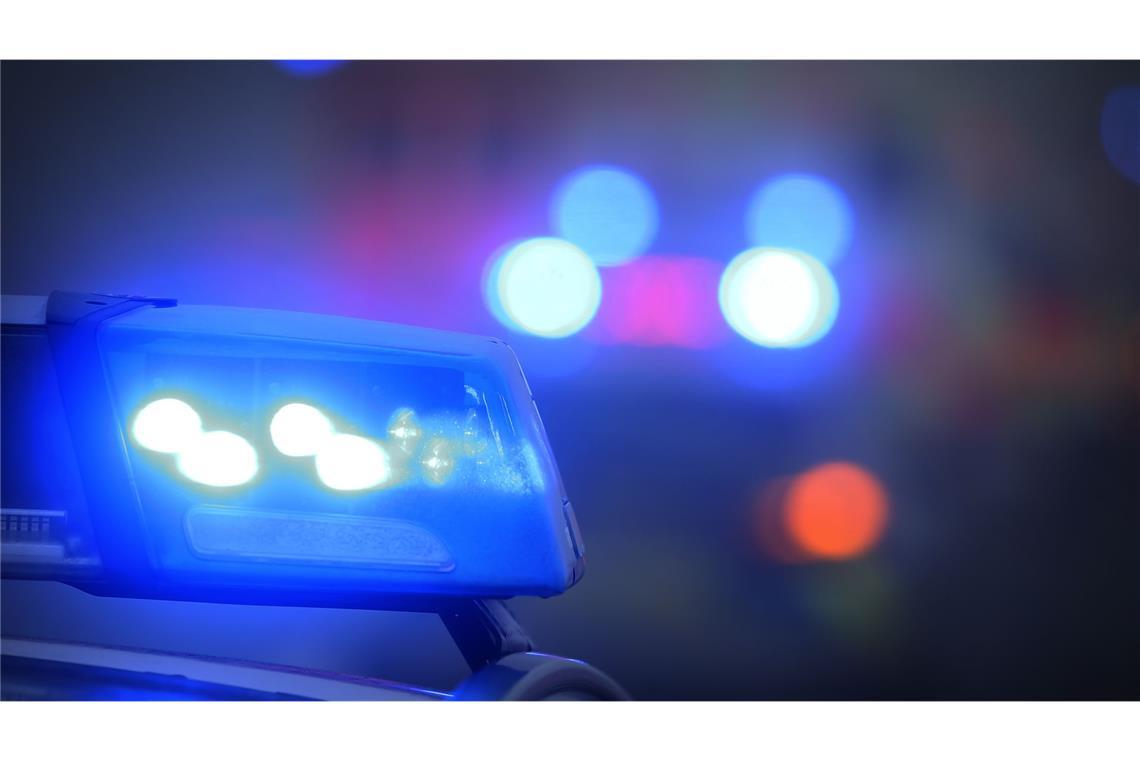 Betrunkener baut Unfall und lässt 16-Jährige verletzt zurück Eine Anwohnerin sei von dem Unfall wach geworden und habe die Polizei alarmiert. (Symbolbild)