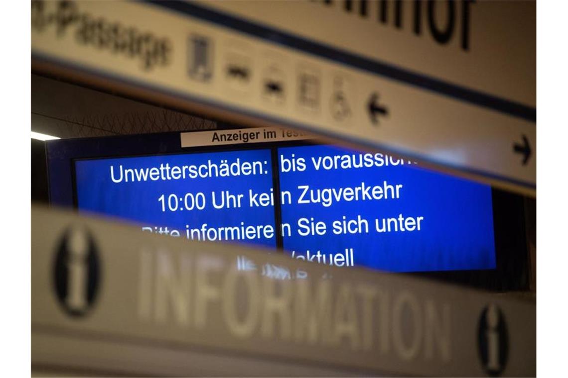Eine Anzeige im Hauptbahnhof weist auf Unwetterschäden hin. Foto: Marijan Murat/dpa