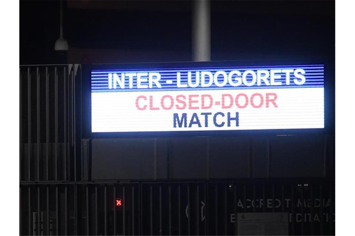 Eine Anzeige im San-Siro-Stadion weist auf den Zuschauerausschluss hin. Das Spiel findet wegen in einem leeren Stadion statt. Foto: Alberto Lingria/XinHua/dpa