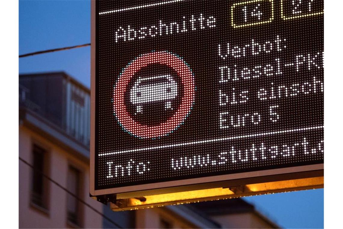 Eine Anzeige verweist auf ein Fahrverbot für Euro 5-Dieselautos auf Abschnitten der B14 und B27. Foto: Marijan Murat/dpa/Archivbild