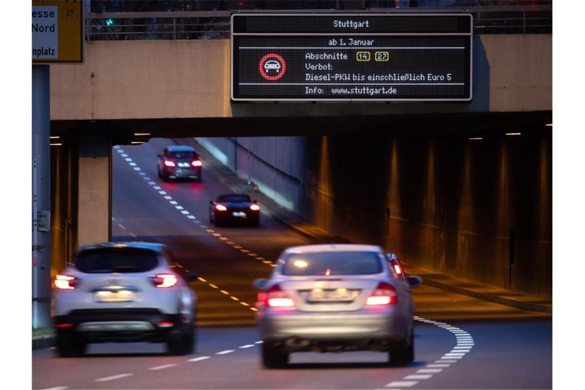 Eine Anzeige weist auf ein Fahrverbot für Euro 5-Dieselautos hin. Foto: Marijan Murat/dpa