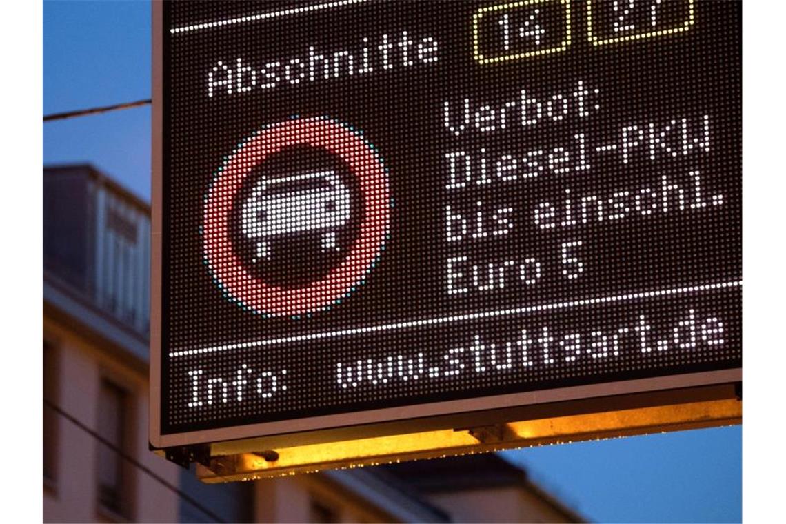Land zieht wegen Zwangsgeld vor Verwaltungsgerichtshof Eine Anzeige weist auf ein Fahrverbot für Euro 5-Dieselautos hin. Foto: Marijan Murat/dpa/Archivbild/dpa