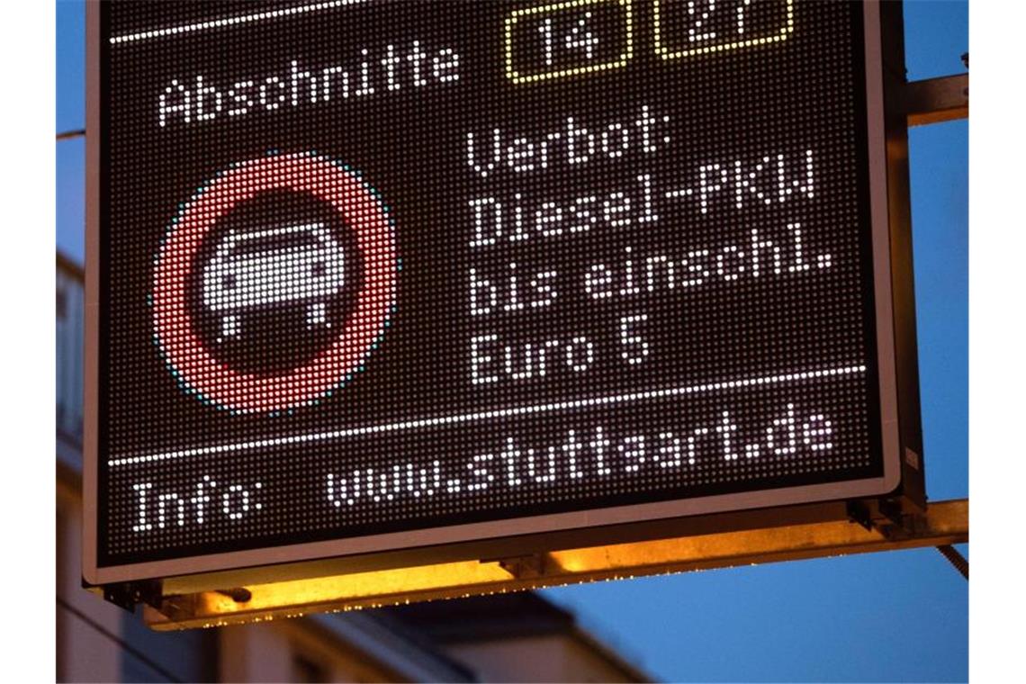 Euro-5-Fahrverbote werden von Sonntag an kontrolliert Eine Anzeige weist auf ein Fahrverbot für Euro 5-Dieselautos hin. Foto: Marijan Murat/dpa/Archiv