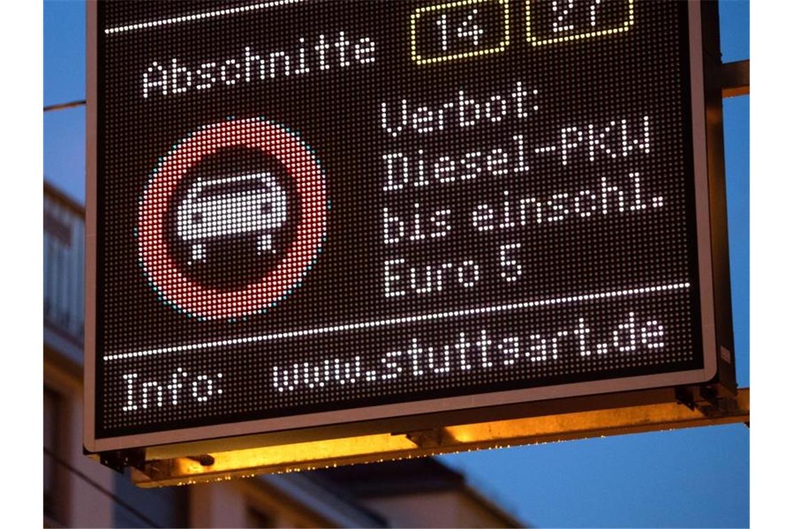 Eine Anzeige weist auf ein Fahrverbot für Euro 5-Dieselautos auf Abschnitten der B14 und B27 hin. Foto: Marijan Murat/dpa/Symbolbild