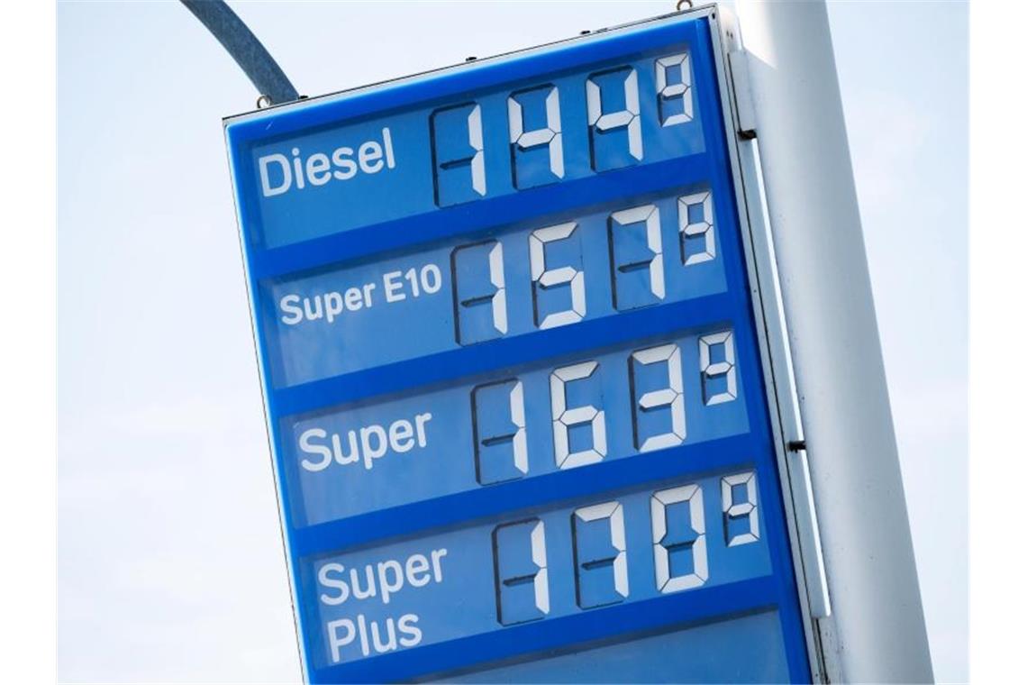 Wahlkampf an der Tanke - Streit um höheren Benzinpreis Eine Anzeigetafel an einer Tankstelle an der Autobahn A7 im Landkreis Heidekreis. Foto: Julian Stratenschulte/dpa