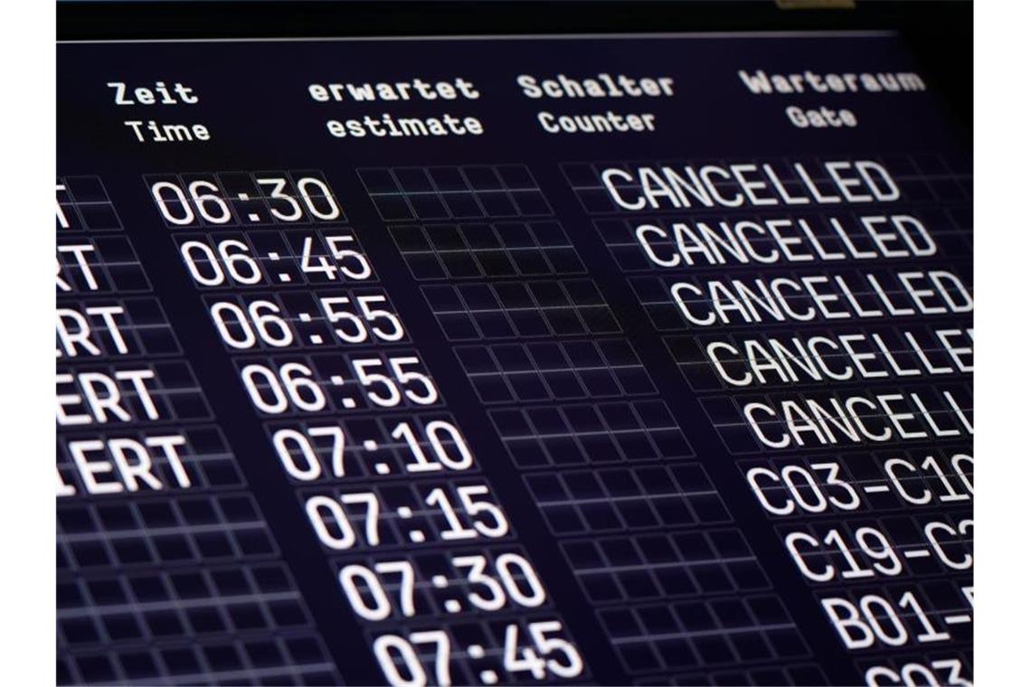 Eine Anzeigetafel auf dem Kölner Flughafen zeigt annullierte Flüge der Fluggesellschaft Germanwings. Foto: Henning Kaiser/dpa