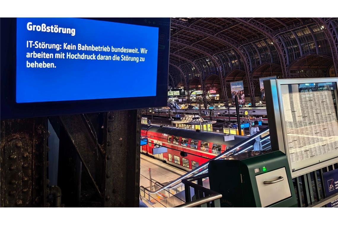 Eine Anzeigetafel im Hauptbahnhof Hamburg zeigt an "Großstörung".