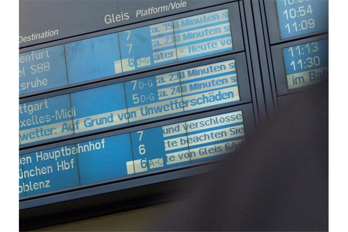 Mehr Zugverspätungen im Oktober bei der Deutschen Bahn Eine Anzeigetafel in der Halle des Kölner Hauptbahnhofs weist auf Verspätungen hin. Foto: Henning Kaiser/dpa
