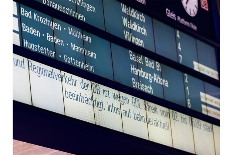 Eine Anzeigetafel informiert Reisende über die Beeinträchtigungen aufgrund des Streiks. Foto: Philipp von Ditfurth/dpa/Archivbild