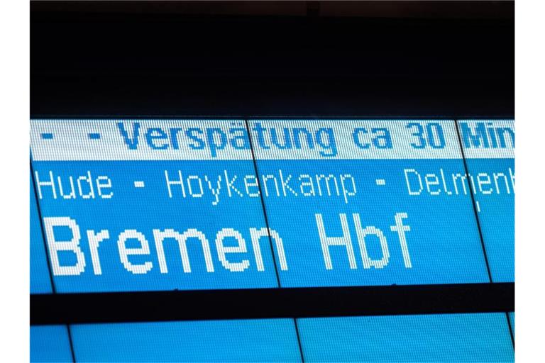 Eine Anzeigetafel informiert über eine Zugverspätung. Foto: Mohssen Assanimoghaddam/dpa/Symbolbild