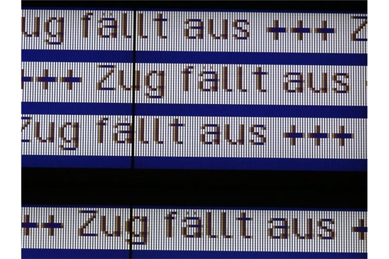 Eine Anzeigetafel informiert über Zugausfälle. Foto: Bernd Wüstneck/dpa-Zentralbild/dpa/Archiv