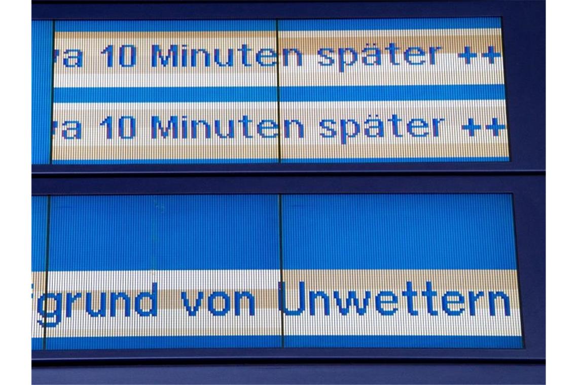 Eine Anzeigetafel weist auf Verspätungen der Bahn durch Unwetter hin. In Deutschland drohen durch Orkan „Sabine“ erhebliche Verkehrsprobleme. Foto: picture alliance / dpa