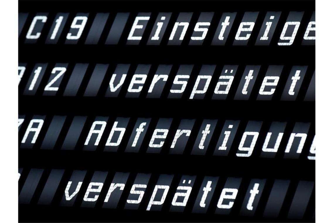 Forderungen nach automatischer Entschädigung bei Verspätung Eine Anzeigetafel zeigt die Verspätung mehrerer Flüge an. Foto: Hauke-Christian Dittrich/dpa