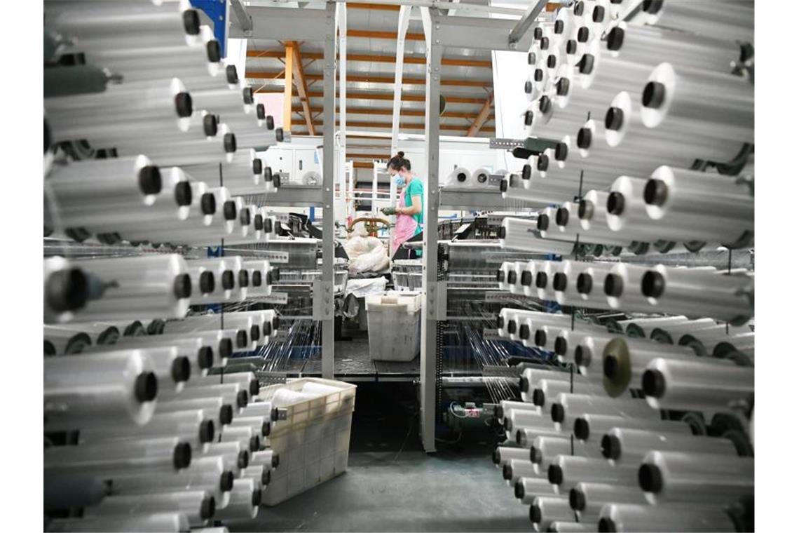 Stimmung in Chinas Wirtschaft hellt sich überraschend auf Eine Arbeiterin arbeitet in einer Fabrik für Kunststoffprodukte in der Stadt Ning'an in der nordostchinesischen Provinz Heilongjiang. Foto: Wang Jianwei/XinHua/dpa