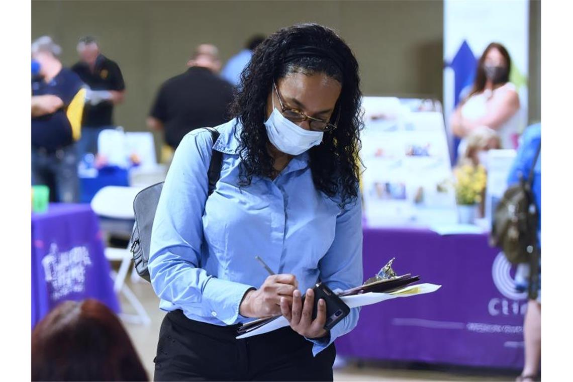 Lage auf US-Jobmarkt im Mai verbessert Eine arbeitssuchende Frau besucht die 25. jährliche Jobmesse des Central Florida Employment Council. Foto: Paul Hennessy/SOPA Images via ZUMA Wire/dpa