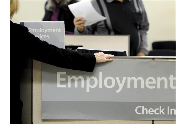 Eine Arbeitssuchende wird in einem Jobcenter in New York beraten. Foto: epa Justin Lane/EPA/dpa