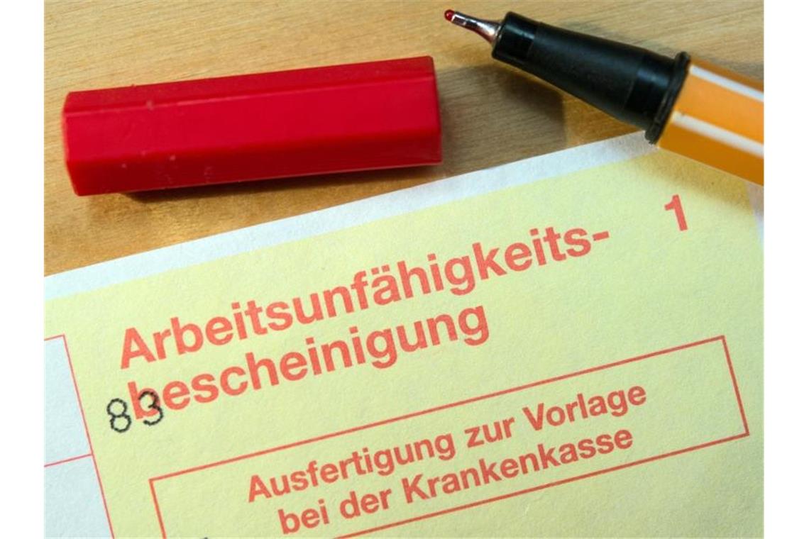 Krankmeldungen nehmen während Corona-Krise deutlich ab Eine Arbeitsunfähigkeitsbescheinigung - Ausfertigung zur Vorlage bei der Krankenkasse - liegt auf einem Tisch. Foto: Patrick Pleul/zb/dpa