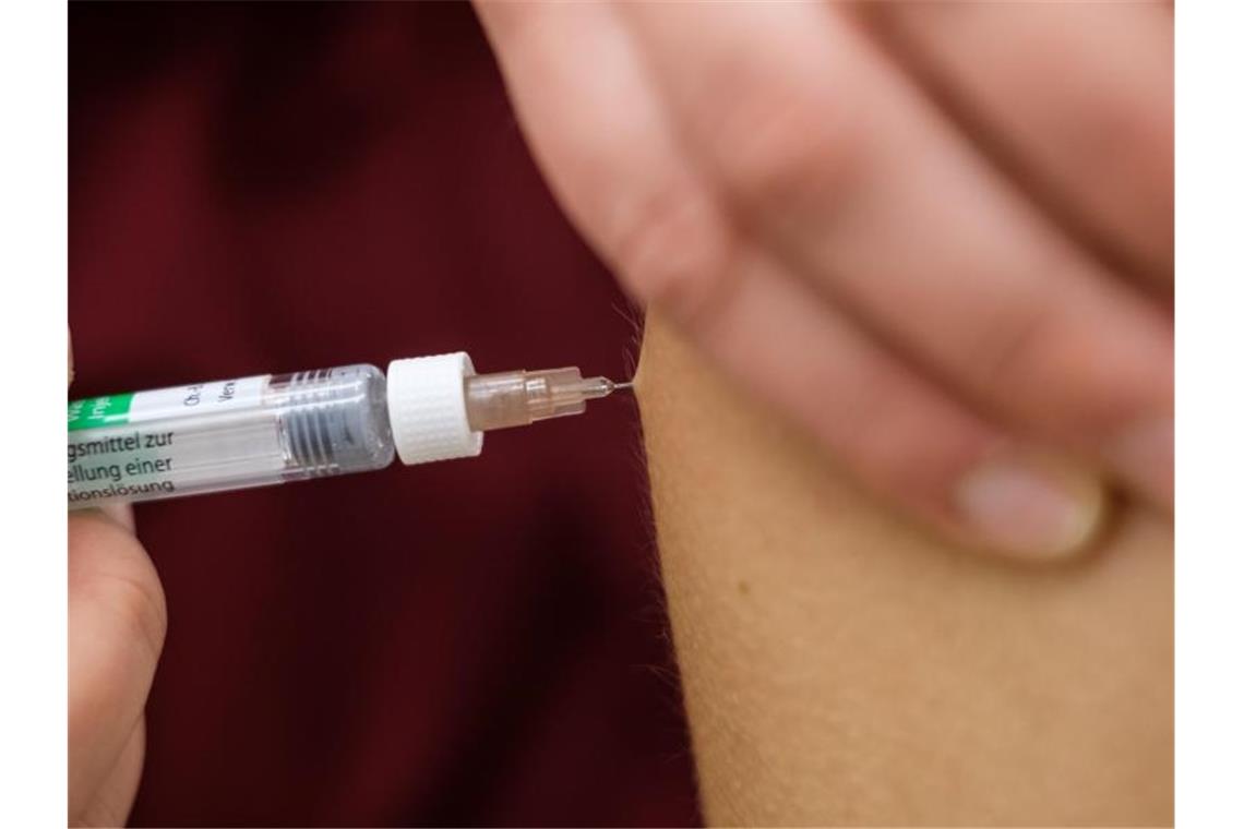 Corona-Impfzentren impfen besonders gefährdete Kinder Eine Arzthelferin impft eine Patentin mit einer Spritze. Foto: Ole Spata/dpa/Symbolbild