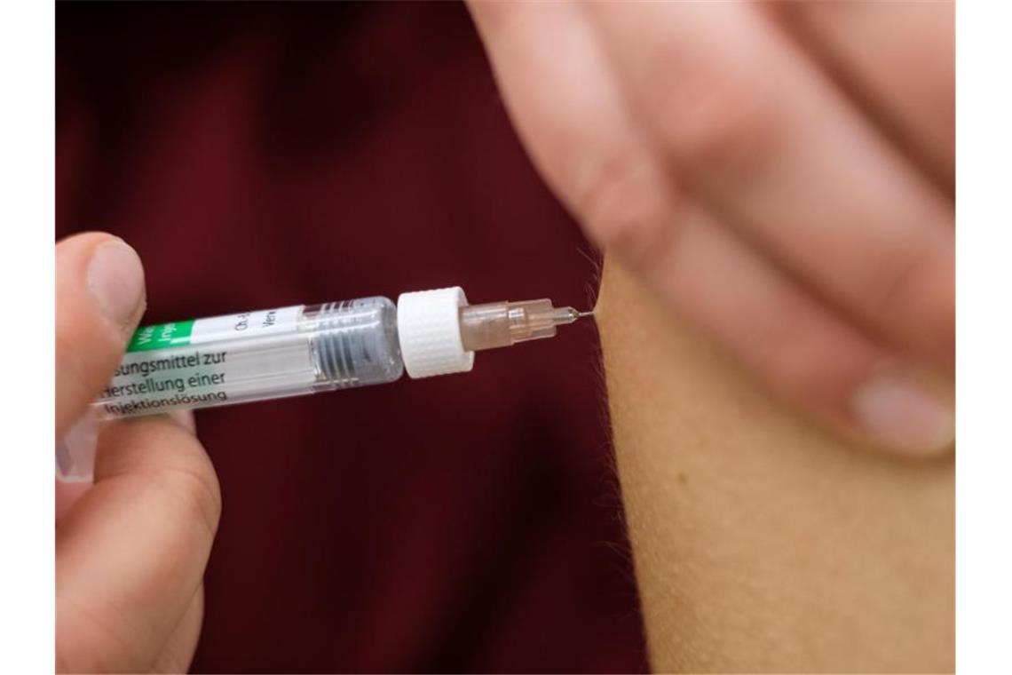 Corona-Impfungen: Ärzte-Verein fordert doppelte Vergütung Eine Arzthelferin impft eine Patentin mit einer Spritze. Foto: Ole Spata/dpa/Symbolbild